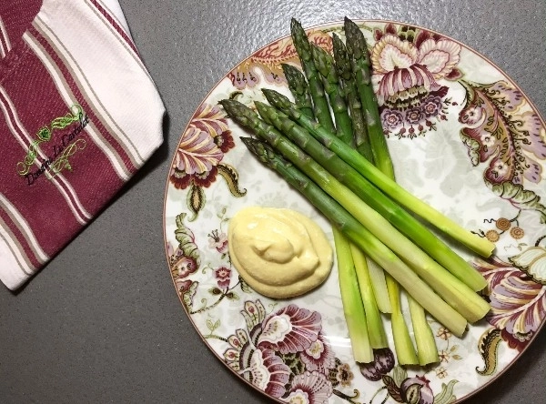 Asparagus with mousseline sauce